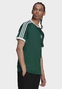 adidas Originals STRIPES TEE UNISEX - Marškinėliai su spaudiniu - green