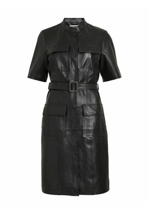 Crna kožna haljina s kratkim rukavima, koja ima kragnu, predni zatvarač, pojas u struku i više zakrpa za džepove. Glatka tekstura.