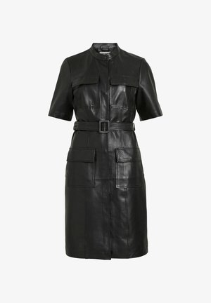 Robe en cuir noir à manches courtes, avec un col, une fermeture éclair à l'avant, une ceinture à la taille et plusieurs poches plaquées. Texture lisse.