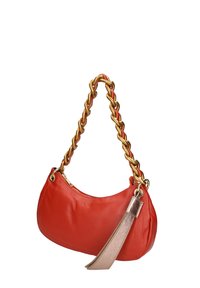 Borsa a mano in pelle rossa con forma curva, tracolla in catena dorata e un accento metallico sul lato. Presenta una chiusura con zip sulla parte superiore.