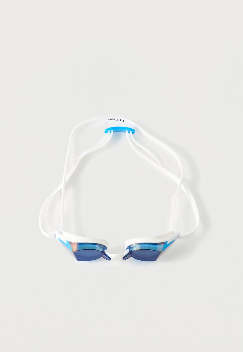 Γυαλιά κολύμβησης αγώνων με μπλε απόχρωση, λευκό πλαίσιο και διπλές λευκές λουριά με την επιγραφή «STEALTH X» σε μονόχρωμο φόντο.