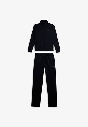 Completo tuta nero composto da giacca con zip e collo alto e pantaloni con coulisse regolabile. Texture liscia, marchio minimale.