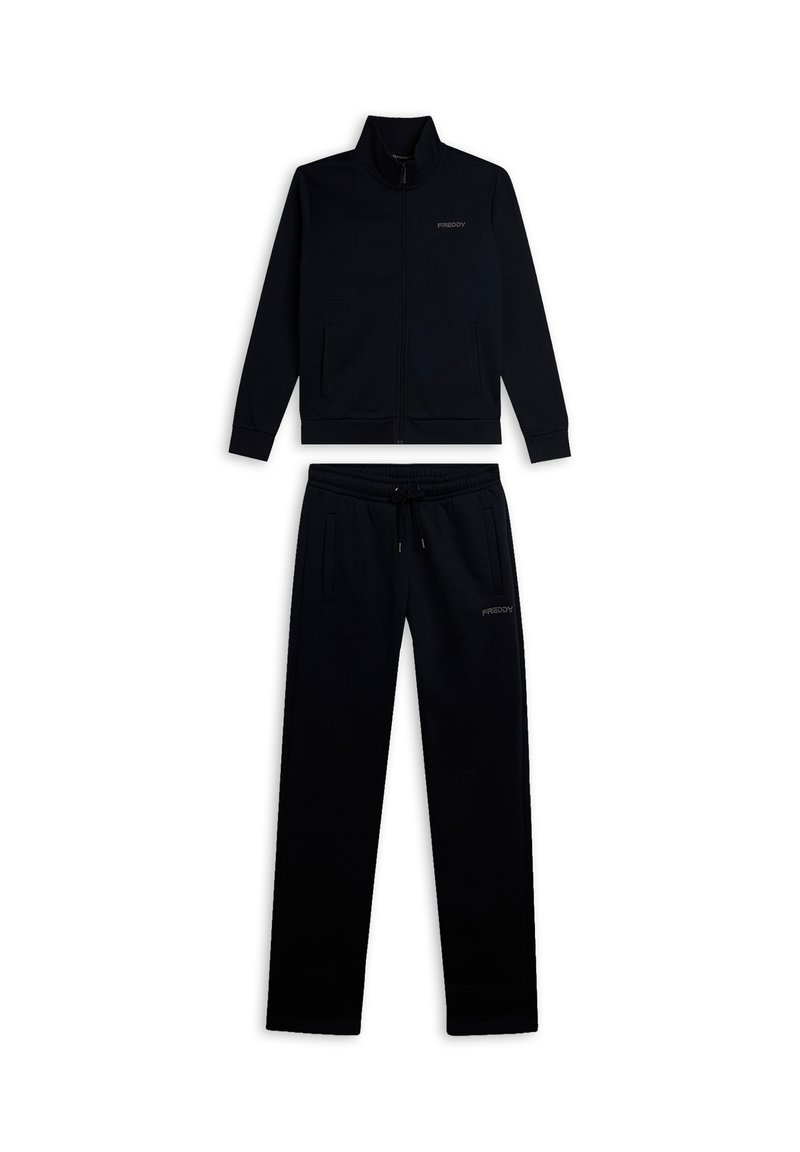 Conjunto de chándal negro que incluye una chaqueta con cremallera y cuello alto, y pantalones con cordón ajustable. Textura suave, marca minimalista.