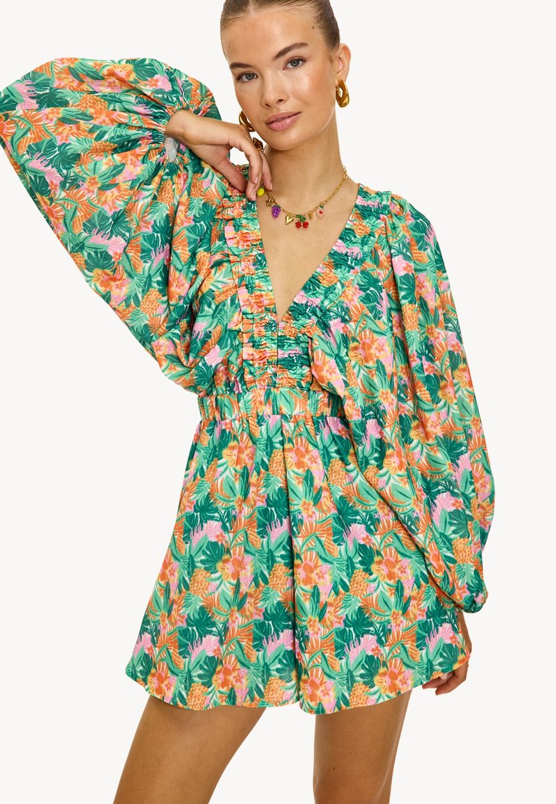 Vestido floral con un estampado en verde, rosa y naranja. Presenta mangas abullonadas, un escote en V profundo y una cintura recogida para un ajuste holgado.