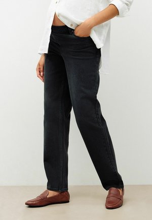Svarta jeans med rak bendesign, tillverkade av denim. Kombinerat med bruna loafers, bärs med en vit skjorta med knappar.
