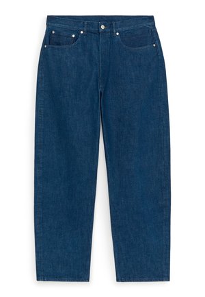 Tamsiai mėlyni tiesūs džinsai su priekiniais mygtukais, užtrauktuku, diržo kilpomis ir penkių kišenių dizainu, išdėstyti ant balto fono.