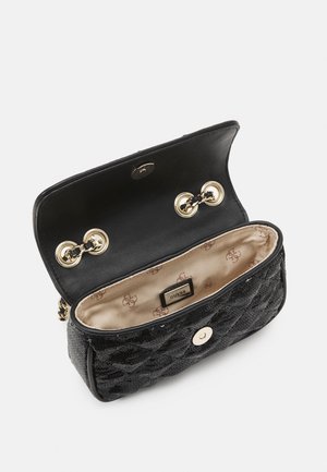 Bolso negro acolchado con correa de cadena dorada, solapa abierta, forro interior beige con patrón y placa de logo metálica en el interior.