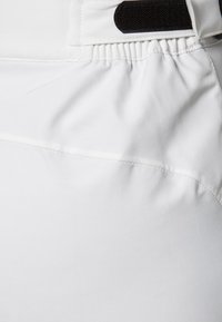 Witte sportieve korte broek met een gladde stoftextuur, elastische tailleband met plooien en een zwarte klittenbandaccent.