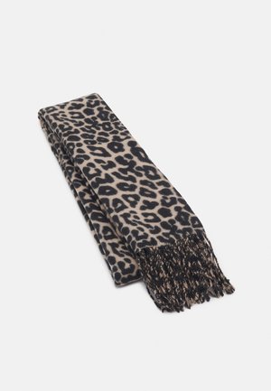 Foldet beige tørklæde med sort leopardprint mønster og sorte frynser i enderne på en ensfarvet lys baggrund.