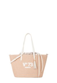 Borsa a spalla in materiale tessuto beige con accenti bianchi, manici, una nappina e un logo impresso, dotata di una morbida chiusura con cordoncino.