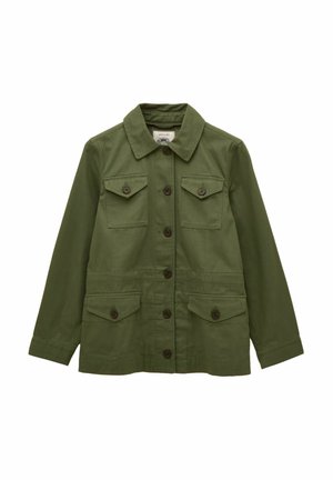 Veste verte à boutons avec quatre poches à rabat boutonnées et manches longues, avec un col classique et un ourlet droit.