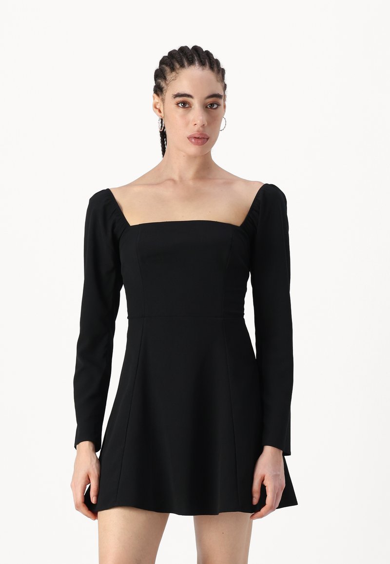 Vestido negro de manga larga con escote cuadrado, corsé ajustado y falda acampanada. Tejido suave con una textura sutil.