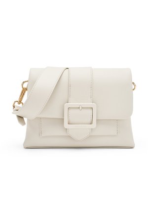Crèmekleurige leren crossbodytas met brede riem, grote vierkante gesp op de voorsluiting en gouden metalen gespen aan de zijkanten.