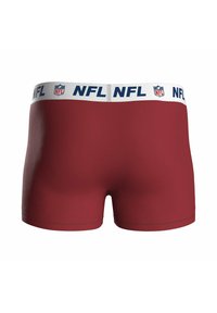 Bañadores rojos con una cinturilla elástica blanca que presenta texto y logotipo de "NFL" en color marino. Tejido suave con un diseño ajustado y piernas cortas.
