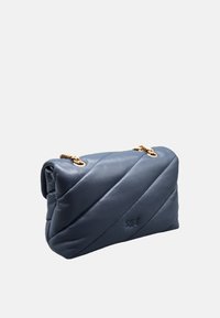 Borsa a spalla in pelle blu con design a diamante, dettagli in catena dorata e logo impresso. Texture liscia, forma rettangolare, dimensioni compatte.