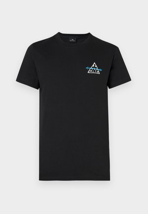 Juodas trumpomis rankovėmis marškinėliai, pagaminti iš medvilnės, su mažomis trikampio formos grafika ir užrašu baltais ir mėlynais spalvomis ant krūtinės.