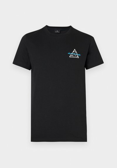 Melnā īsām piedurkņu T-kreklā, izgatavots no kokvilnas, ar mazu trīsstūra grafikā kalnu attēlu un tekstu baltā un zilā krāsā uz krūtīm.