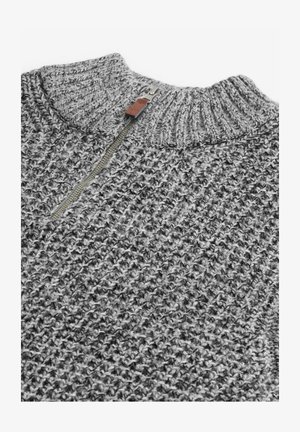 Šedý pletený svetr s vysokým límcem a zipovým uzávěrem. Texturovaný vzor s kombinací tmavě a světle šedých nití, doplněný koženým akcentem.