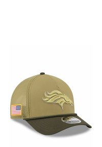 Casquette de baseball kaki avec une visière vert foncé, dotée d'un logo de cheval brodé et d'un patch du drapeau américain sur le côté. Design avec dos en maille.