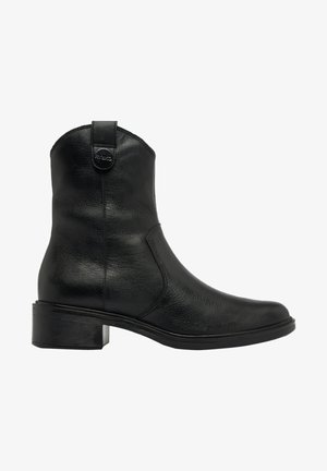 Bottine en cuir noir avec talon carré bas, bout arrondi et languette avec détail bouton près du bord supérieur.