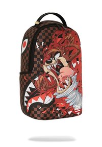 Mochila de diseño negro y rojo con un personaje de dibujos animados que presenta características exageradas, dientes afilados y acentos texturizados. Cierre con cremallera.