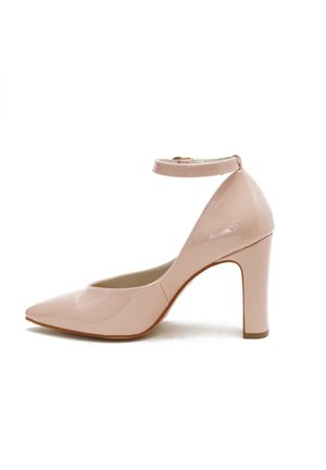 Rosa Lacklederpumps mit spitz zulaufender Zehenpartie und Knöchelriemen. Verfügt über einen Blockabsatz und eine glatte, glänzende Textur.