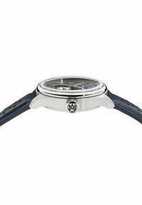 Reloj redondo con caja de acero inoxidable, esfera negra, marcadores plateados y correa de cuero azul marino. Presenta un logotipo en la corona.