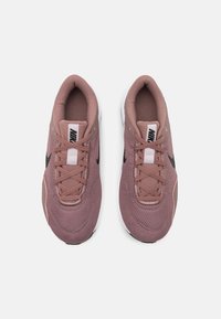 Nike Performance LEGEND ESSENTIAL 3 - Tenisice za trening - smokey mauve/black/white/platinum violet