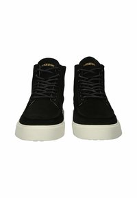 Zapatos de ante negros tipo high-top con cordones negros, suela de goma blanca y logo en la lengüeta. Presentan una textura suave y un diseño clásico.