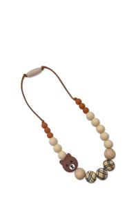 Collana di perline con perline beige, marroni e a motivo tartan. Presenta una perla a forma di faccia di orso, fissata con un cordino marrone e perline in legno.