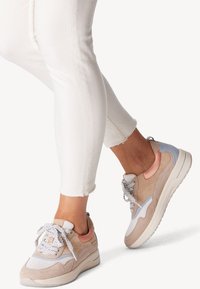 Cremefarbene und beigere Sneaker aus strukturiertem Wildleder und Mesh, mit rosa Akzenten, weißen Sohlen und dicken geflochtenen Schnürsenkeln. Abgerundete Zehenform.