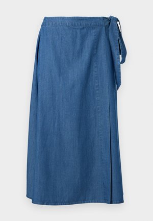 Μπλε τζιν φούστα που δένει στο πλάι, μήκος από το γόνατο έως τη μέση της γάμπας, παρουσιάζεται πάνω σε λευκό φόντο.