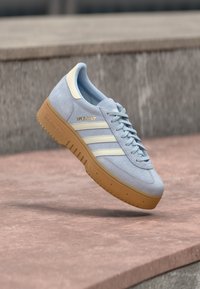 Neselectat, crystal sky/off white