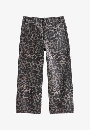 Džínsy s širokými nohavicami v leopardom vzore, vyrobené z bavlnenej zmesi, s tmavo béžovým základom a čiernymi a hnedými škvrnami, a s dvoma zadnými vreckami.