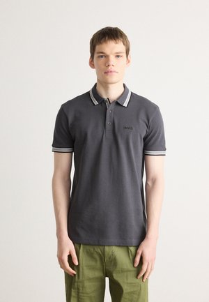 Polo gris foncé en coton, doté d'une patte de boutonnage à deux boutons, d'un col et de poignets à rayures contrastantes, et d'un logo brodé.
