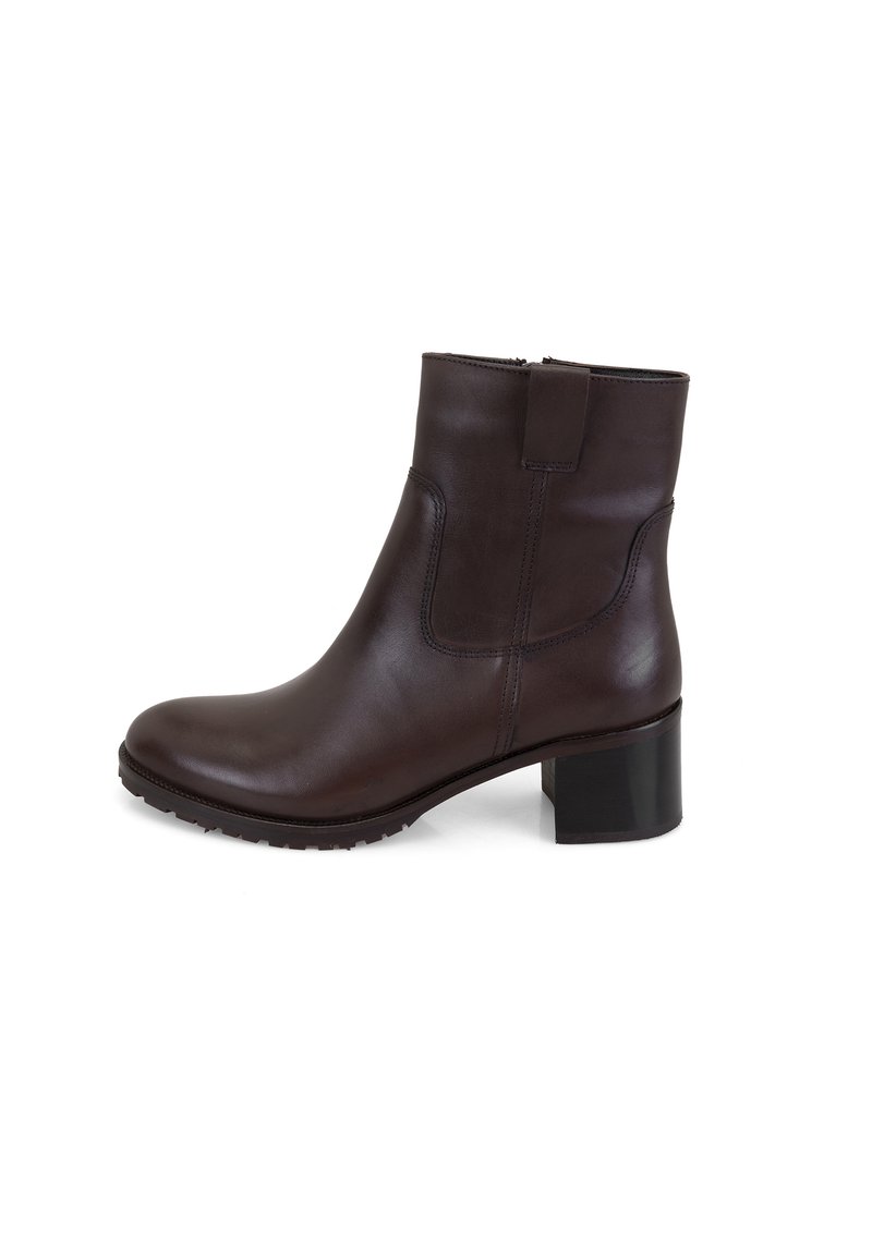 Bottine en cuir marron avec un bout arrondi, fermeture éclair sur le côté et un talon bloc de 5 cm. Texture lisse avec de subtils détails de couture.