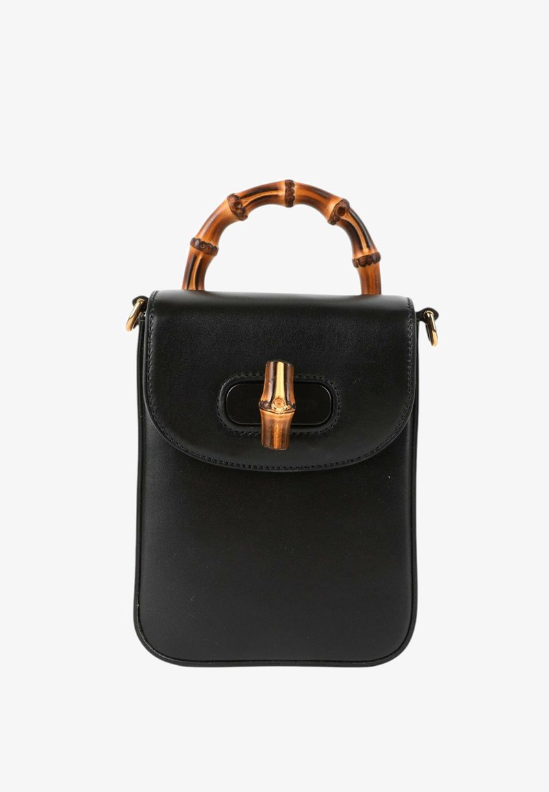 Petit sac à main en cuir noir avec poignée courbée style bambou et fermoir assorti style bambou sur le rabat avant.