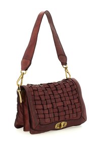 Borsa a spalla in pelle marrone con pattina intrecciata, chiusura dorata e tracolla rimovibile con ganci dorati, posizionata in diagonale su uno sfondo bianco.