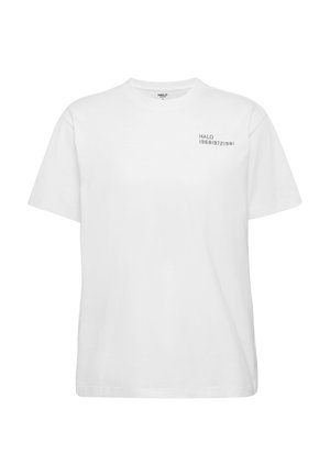 Vit bomulls t-shirt med kort ärm och rund halsringning. Har svart tryckt text "HALO 196819721981" på övre vänstra bröstet.