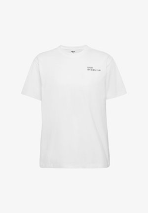 Hvid bomulds t-shirt med korte ærmer og rund halsudskæring. Har sort trykt tekst "HALO 196819721981" på det øverste venstre bryst.