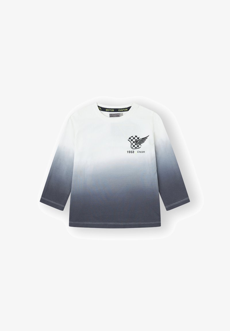 Camiseta de manga larga, en degradado de blanco a gris, con un logo de ala a cuadros y "1953" en negro. Material de algodón suave, diseño de cuello redondo.