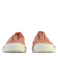 Scarpe slip-on in tela rosa con superficie testurizzata, dotate di suola in gomma bianca e occhielli metallici circolari per i lacci.