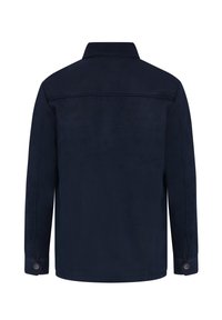 Tamsiai mėlynas, ilgos rankovės švarkas su apykakle, pagamintas iš minkštos medžiagos, su lygiu paviršiumi ir sagčių rankovėmis, pasižymintis minimalistiniu dizainu.