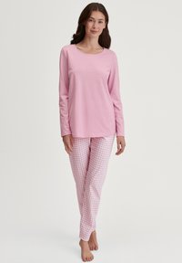 Langärmliges pinkes Hemd und pinke Schlafanzughose im Gingham-Muster. Weiches Baumwollmaterial, lockere Passform und einfacher Rundhalsausschnitt.