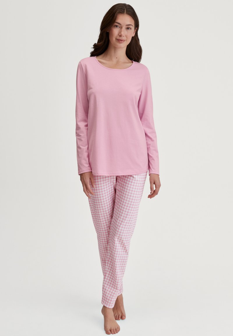 Langärmliges pinkes Hemd und pinke Schlafanzughose im Gingham-Muster. Weiches Baumwollmaterial, lockere Passform und einfacher Rundhalsausschnitt.
