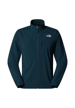 Giacca softshell di colore blu scuro con colletto alto, zip frontale e due tasche con zip. Presenta un logo stampato sulla parte superiore sinistra.
