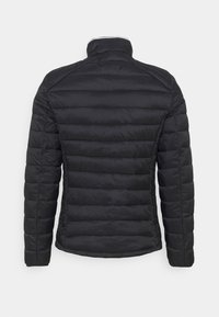 Doudoune noire avec un design matelassé, col haut et manches longues. Texture lisse, matériau léger et sans matériel visible.