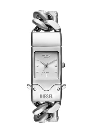 Montre en acier inoxydable argenté avec un cadran rectangulaire, un bracelet à mailles et une marque DIESEL bien en évidence. Résistante à l'eau jusqu'à 5 bars.
