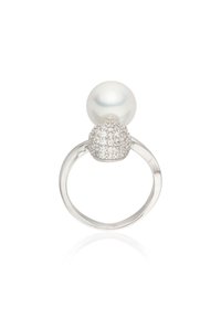 Anillo de plata con una gran perla blanca en la parte superior y un detalle esférico texturizado y brillante debajo de la perla. Banda lisa.