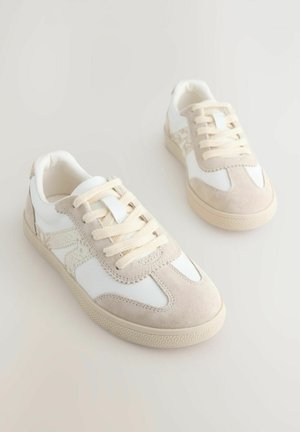 Vita och beige sneakers med ovandel i mocka och syntet, rund tå, snörning och strukturerad gummisula.